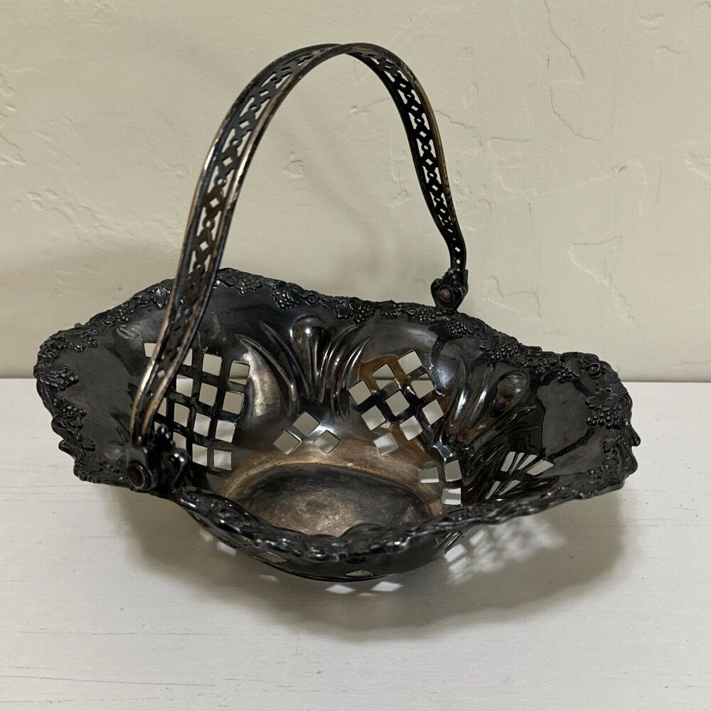 Antique signed Forbes Silver CO quadruple plated #252 BASKET hinged handle